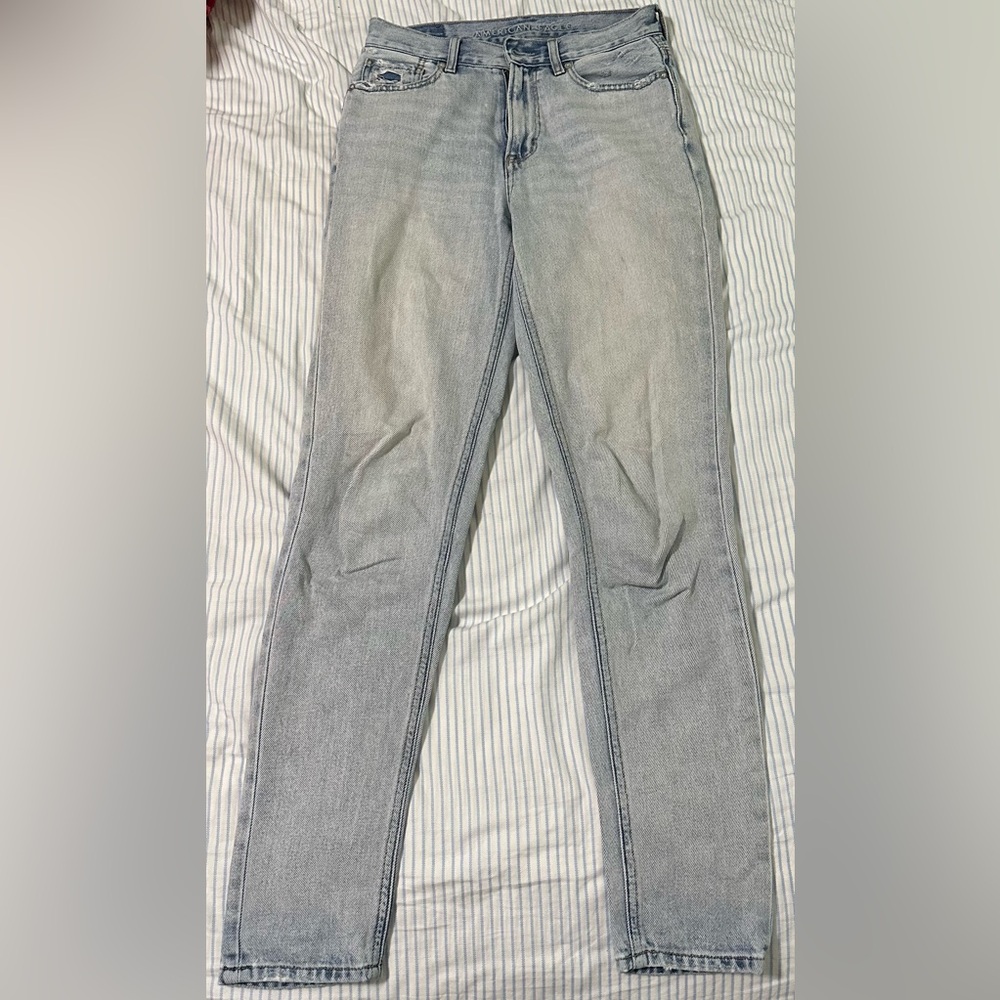 Light wash American Eagle mom jeans
